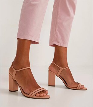 Sandália com Salto Bloco e Bico Redondo Bege