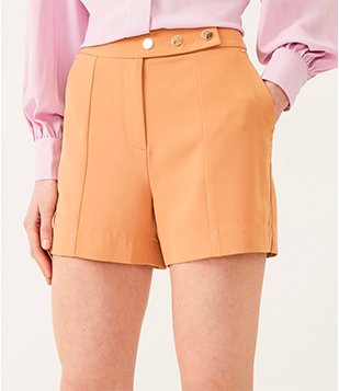 Short Alfaiataria com Botões e Bolsos Frontais Bege