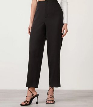 Calça Cenoura Alfaiataria em Crepe com Detalhes V no Cós Preto