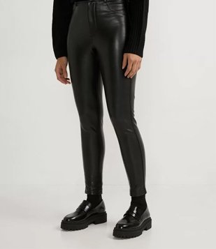 Calça Skinny em Material Sintético com Bolsos Preto