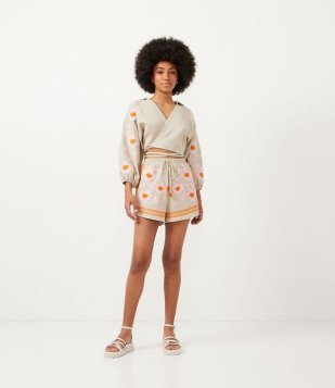 Short Em Linho Com Bordado Floral Com Ponteiras De Crochê Bege