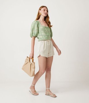 Short Runner Em Algodão Com Bolsos Aplicados Off White