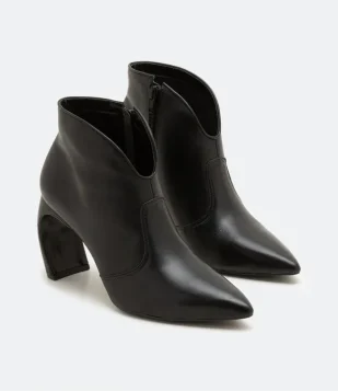 Bota Cano Curto em Couro com Salto Diferenciado Preto