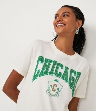 Camiseta Em Algodão Com Manga Curta E Lettering Chicago E Brasão Bege