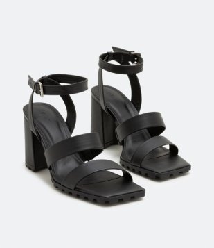 Sandália De Tiras Largas Com Salto Grosso Tratorado Preto