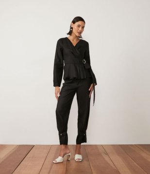 Calça Cenoura Alfaiataria Em Linho Com Botões Na Barra Preto