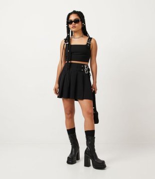 Saia Curta Alfaiataria Plissada Com Fivelas No Cós Preto