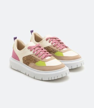 Tênis Cano Baixo Com Recortes Contrastantes E Solado Tratorado Bege