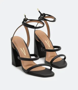 Sandália em Verniz com Salto Grosso e Bico Quadrado Vermelho