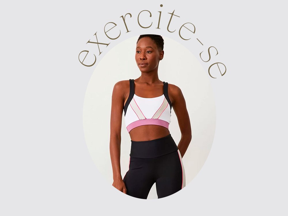 Mulher vestindo um top de academia branco com estampa e uma calça legging preta, e na imagem esta escrito a palavra "exercita-se".