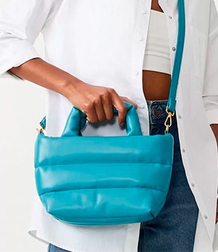 Bolsa Shopper com Alça Transversal e Textura Matelassê Azul