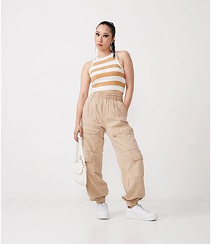 Calça Jogger em Sarja com Bolsos Cargo e Elástico no Cós e Barra Marrom 