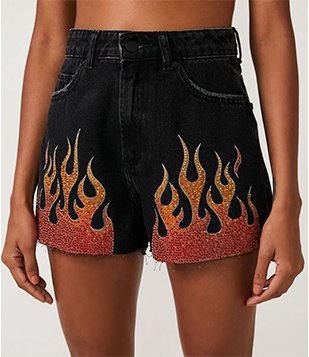 Short Cintura Alta Jeans Com Aplicação Termocolante Fogo Preto