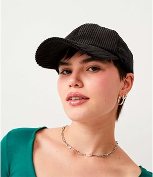 Boné Canelado com Aba Curva e Regulagem Preto