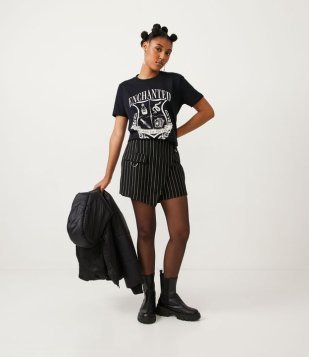 Short Saia Com Transpasse Assimétrico E RIscas De Giz Preto