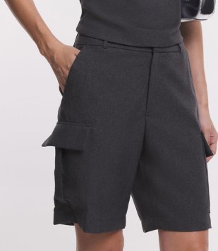 Bermuda Alfaiatada Com Bolsos Cargo Cinza