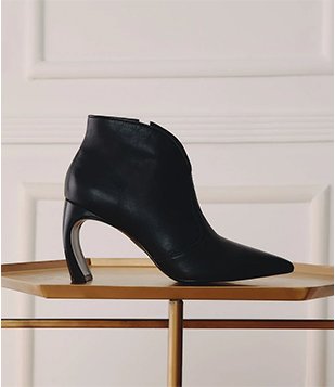 Bota Cano Curto em Couro com Salto Diferenciado Preto