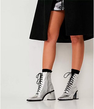 Bota Cano Médio Em Couro Metalizado Com Cadarço Prata