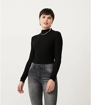 Blusa Em Tricô Canelado Com Gola Alta E Manga Longa Preto