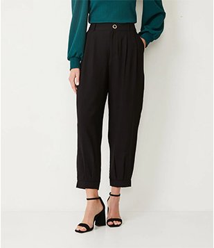 Calça Cenoura em Viscose com Botão Preto 