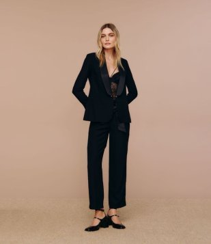 Calça Cenoura Em Crepe Com Cós Acetinado Preto