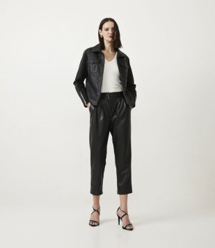 Calça Cenoura Com Pregas Frontais Preto