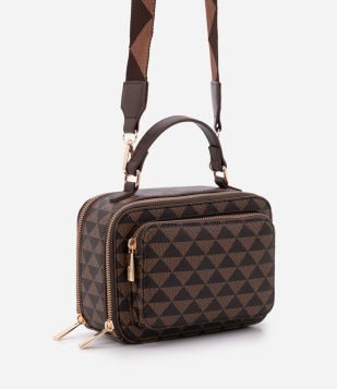 Bolsa Camera Bag em PU com Estampa Triângulos e Bolsinho Frontal Marrom