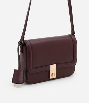 Bolsa Média com Tampa e Detalhes em Metal Vermelho Vinho