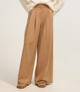 Calça Pantalona em Alfaiataria com Pregas Marrom