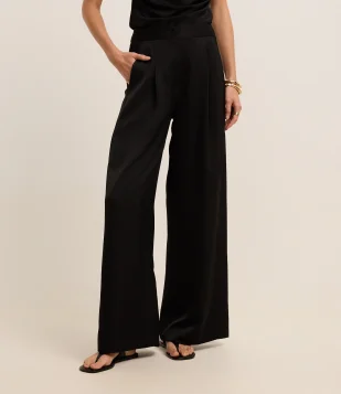Calça Wide Leg Alfaiataria em Cetim com Bolsos Faca e Pregas Preto