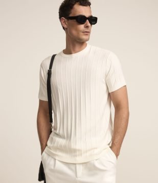 Camiseta Slim em Tricô com Relevos Verticais Off White