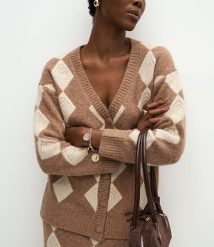Cardigan Alongado em Tricô com Estampa Xadrez Argyle Bege