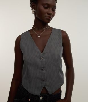 Colete Curto Alfaiatado com Estampa Risca de Giz Cinza