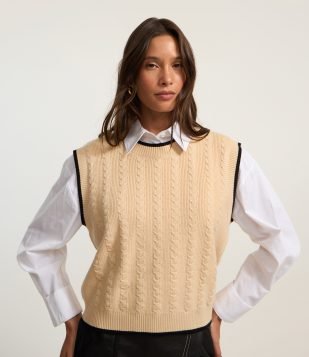 Colete Curto em Tricô com Textura e Cava Contrastante Rosa