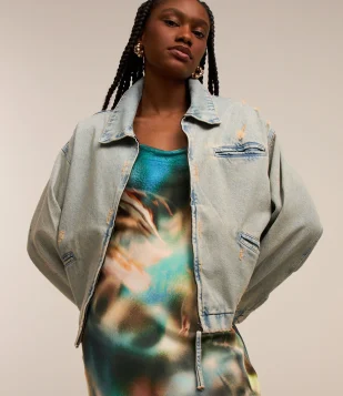 Jaqueta em Jeans Dirty Washed com Bolsos e Puídos Azul