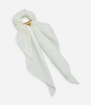 Scrunchie Acetinada com Detalhe Metalizado Off White
