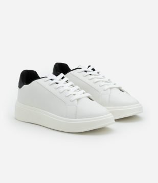 Tênis Casual em Material Sintético com Detalhe Contrastante Branco-Preto