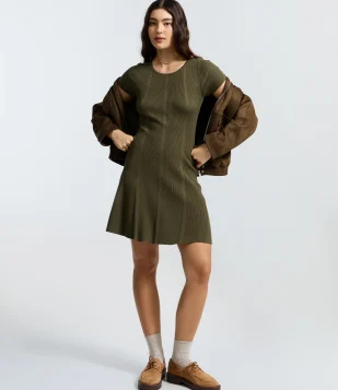 Vestido em Tricô Ajustado com Manga Curta Canelada Verde Musgo