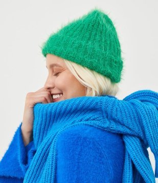 Gorro Em Tricô Com Borda Dobradinha E Textura Pelinhos Verde