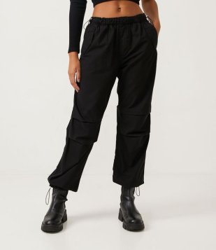 Calça Parachute Em Sarja Com Puxadores No Cós E Recortes No Joelho Preto