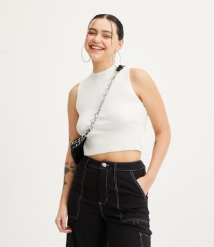 Blusa Cropped Sem Manga em Tricô Canelado com Corrente nas Costas Off White