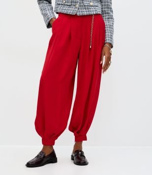 Calça Aladim Alfaiatada com Pregas e Cinto Correntinha Vermelho