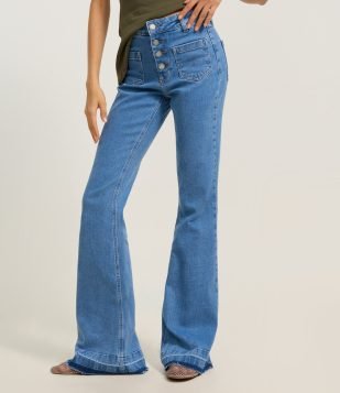 Calça Flare em Jeans co Vista de Botões e Bolsos Frontais Azul