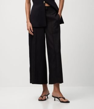 Calça Pantacourt em Alfaiataria com Pregas Frontais Preto