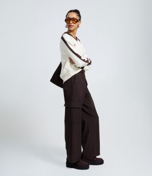 Calça de Alfaiataria com Cinto e Bolsos Cargo Marrom