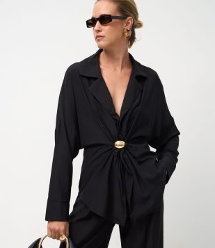 Camisa Ampla Acetinada com Aviamento Central Preto