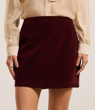 Saia Reta Curta em Veludo Sem Cós e com Pences Vinho