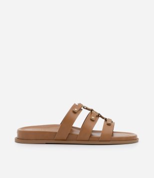 Sandália Rasteira com Salto Flat e Tachas Aplicadas Marrom Caramelo