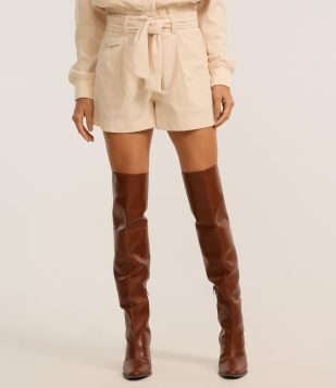 Short Curto em Veludo Cotelê com Pregas e Cinto de Amarração Bege