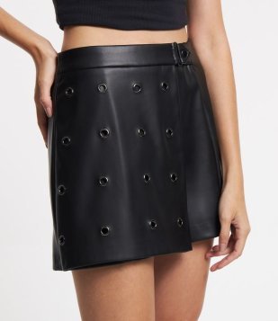 Short Saia Em Pu Transpassado Com Ilhoses Preto